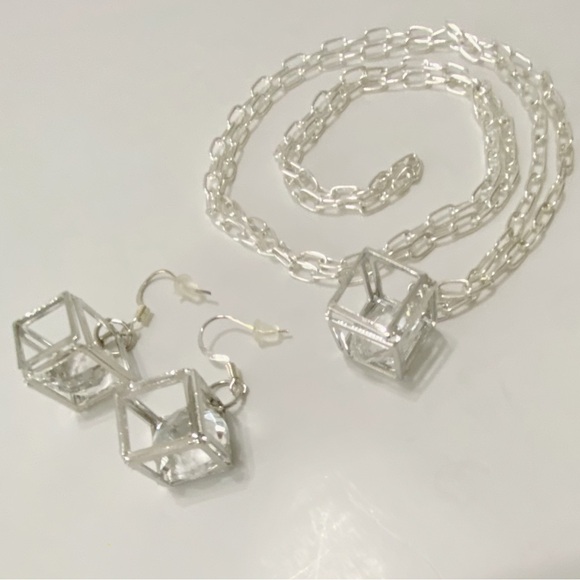 Handmade Cubed Swarovski Crystal Solitaire Pendant Silver Necklace & Earrings - Picture 6 of 7